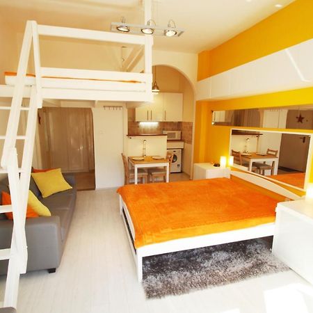 Sunny Studio With Balcony In Party District Budapest Kültér fotó