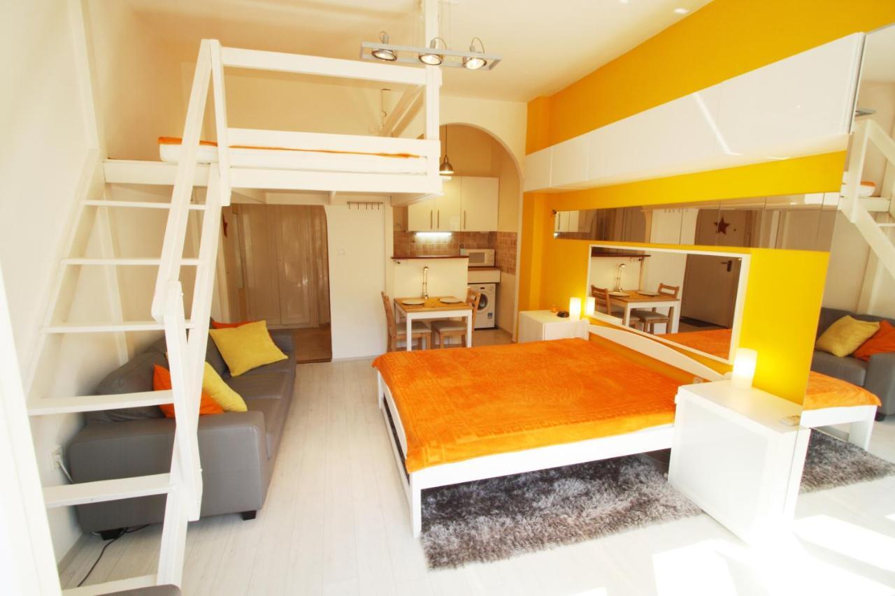 Sunny Studio With Balcony In Party District Budapest Kültér fotó