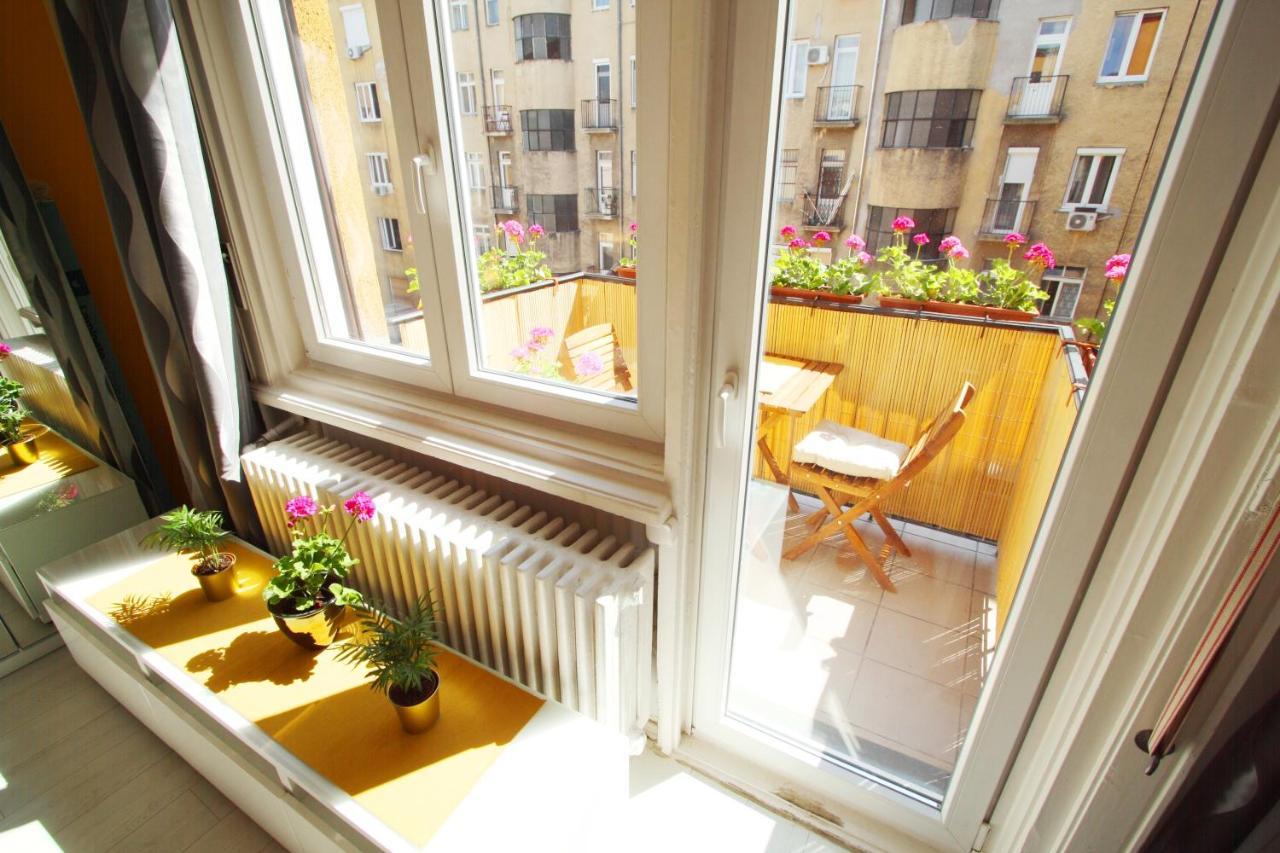Sunny Studio With Balcony In Party District Budapest Kültér fotó