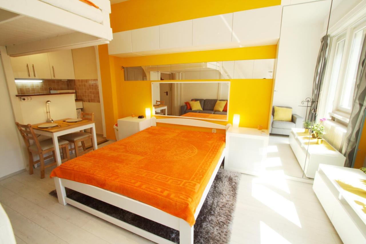 Sunny Studio With Balcony In Party District Budapest Kültér fotó